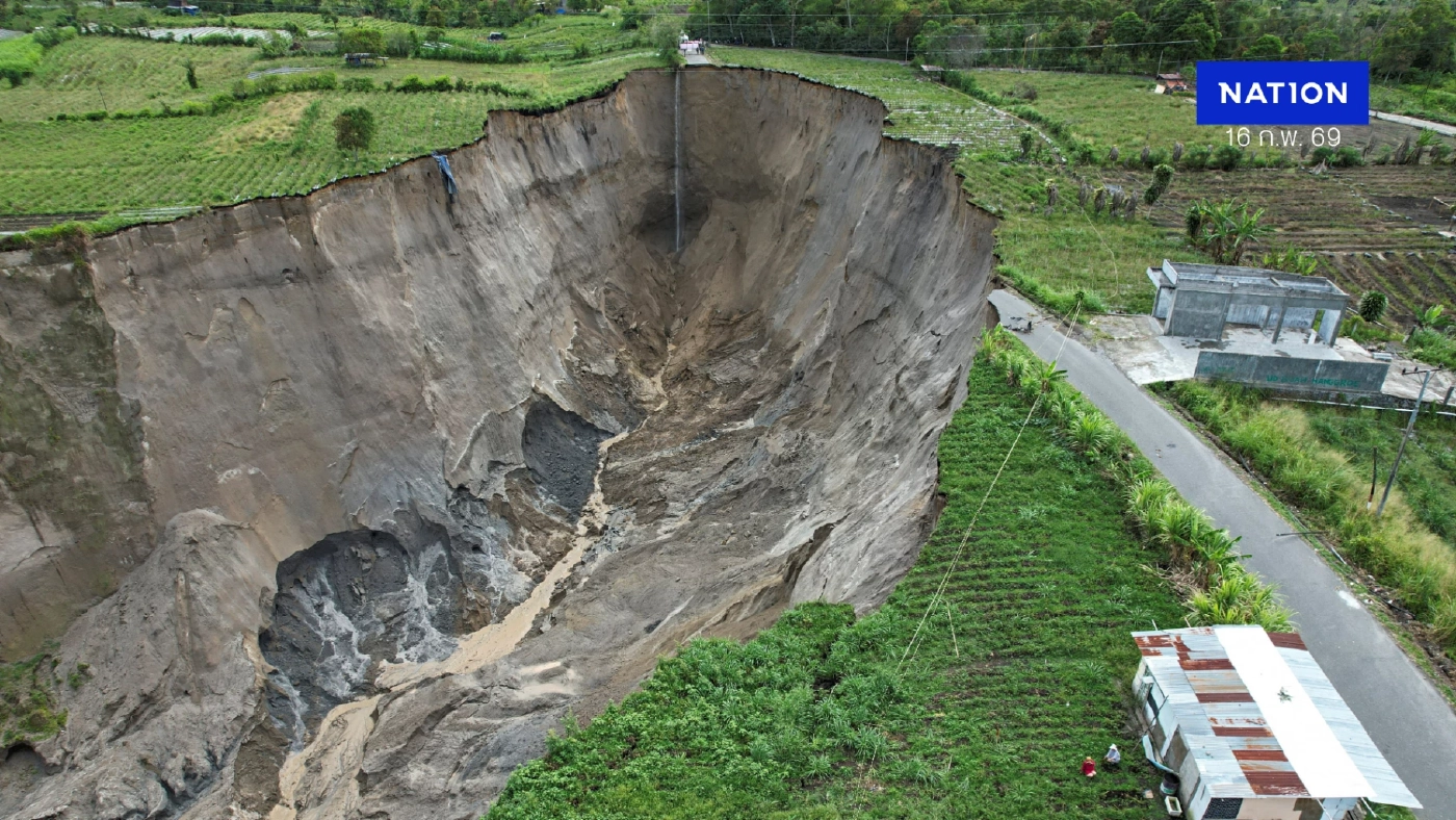 อาเจะห์ระทึก! หลุมยุบยักษ์กลืนพื้นที่ 18 ไร่ เกษตรกรวอนรัฐช่วยด่วน