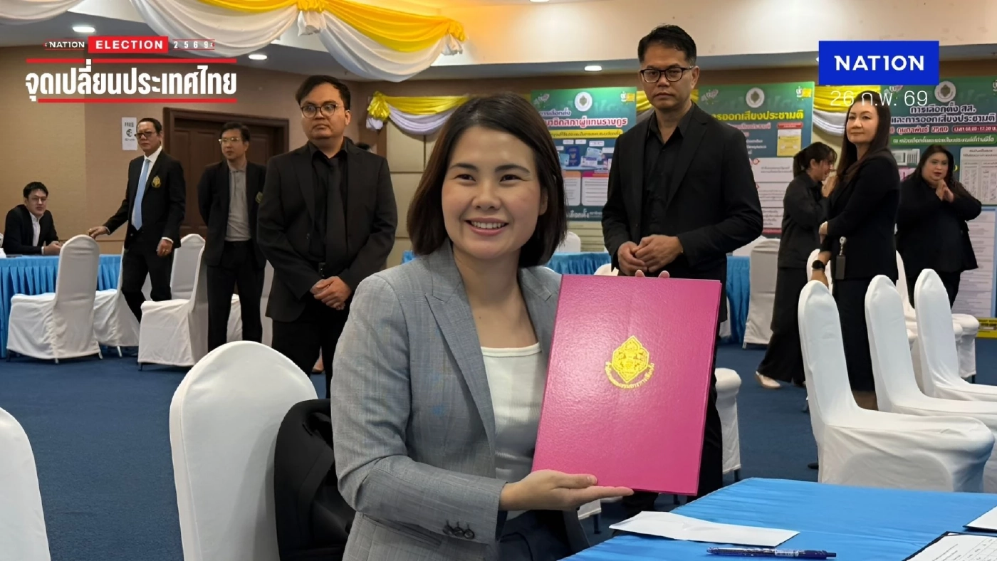 กกต. คึกคักแต่เช้า "ธัญธารีย์" สส.อุบลฯ เขต 6 พรรคเพื่อไทย มารับหนังสือรับรองคนแรก