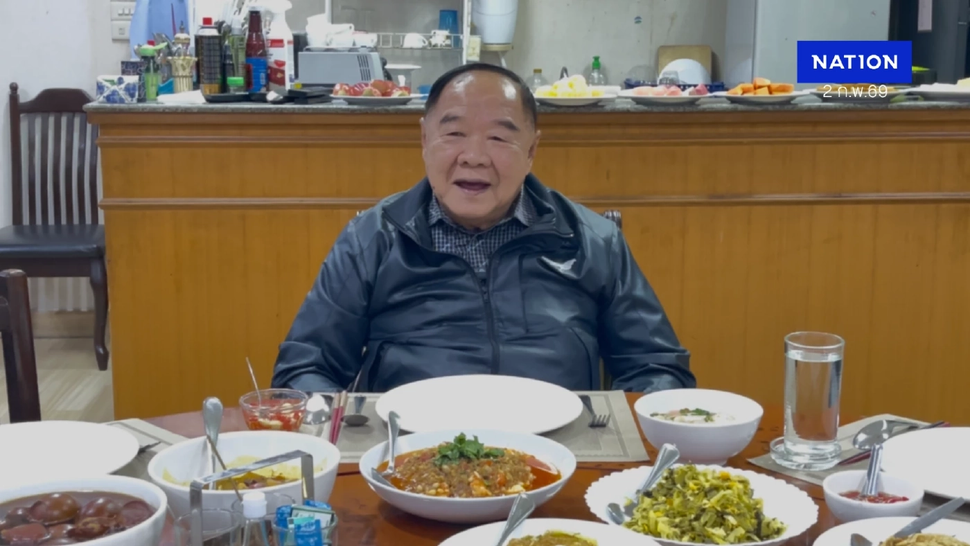 "ลุงป้อม" สลัดลุคการเมืองโชว์ฝีมือทำ "กุ้งกระเทียม" เมนูโปรด พร้อมเผยเคล็ดลับ