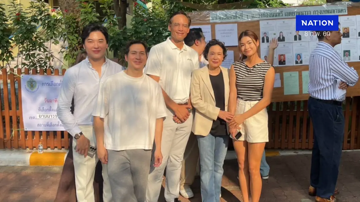 "กรณ์"ควงครอบครัวใช้สิทธิย่านเย็นอากาศ จ่อเข้าพรรคหลังปิดหีบฟังผล "กรณ์"ควงครอบครัวใช้สิทธิย่านเย็นอากาศ จ่อเข้าพรรคหลังปิดหีบฟังผล