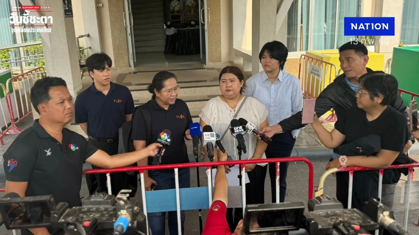 "เฟิร์น" ควงทนายฯ บุก "กกต.ชลบุรี" ขอเอกสารสำคัญเพื่อ เอาผิด กกต. หลัง พบพิรุธเลือกตั้งชลบุรี