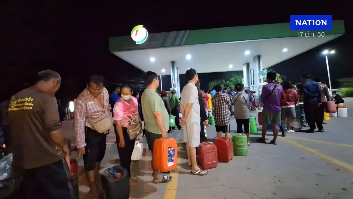 ต่อคิวซื้อน้ำมัน! "ชาวบ้าน-เกษตรกรบางระจัน" หิ้วแกลอน มาต่อคิวซื้อ "น้ำมัน" ตั้งแต่ตี 1 (มีคลิป) ต่อคิวซื้อน้ำมัน! "ชาวบ้าน-เกษตรกรบางระจัน" หิ้วแกลอน มาต่อคิวซื้อ "น้ำมัน" ตั้งแต่ตี 1 (มีคลิป)