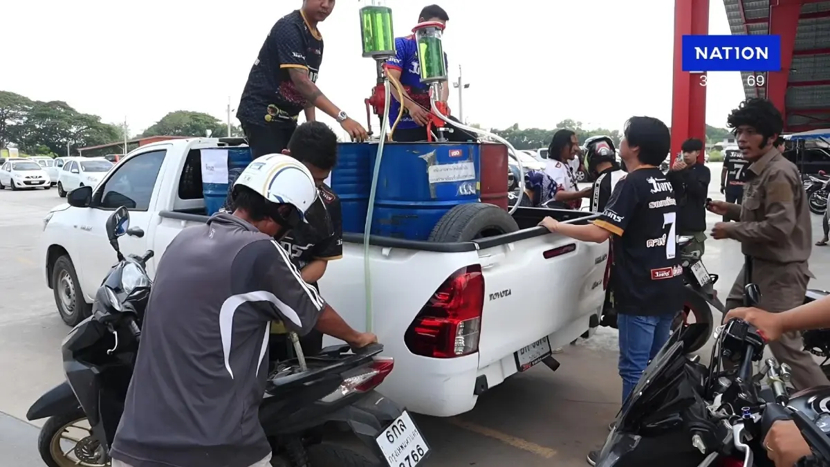 น้ำมันเต็มถัง 7 บาท! เสี่ยเต็นท์รถอุดรฯใจถึง ต่อลมหายใจไรเดอร์-นศ. สู้วิกฤติน้ำมันแพง (มีคลิป) น้ำมันเต็มถัง 7 บาท! เสี่ยเต็นท์รถอุดรฯใจถึง ต่อลมหายใจไรเดอร์-นศ. สู้วิกฤติน้ำมันแพง (มีคลิป)