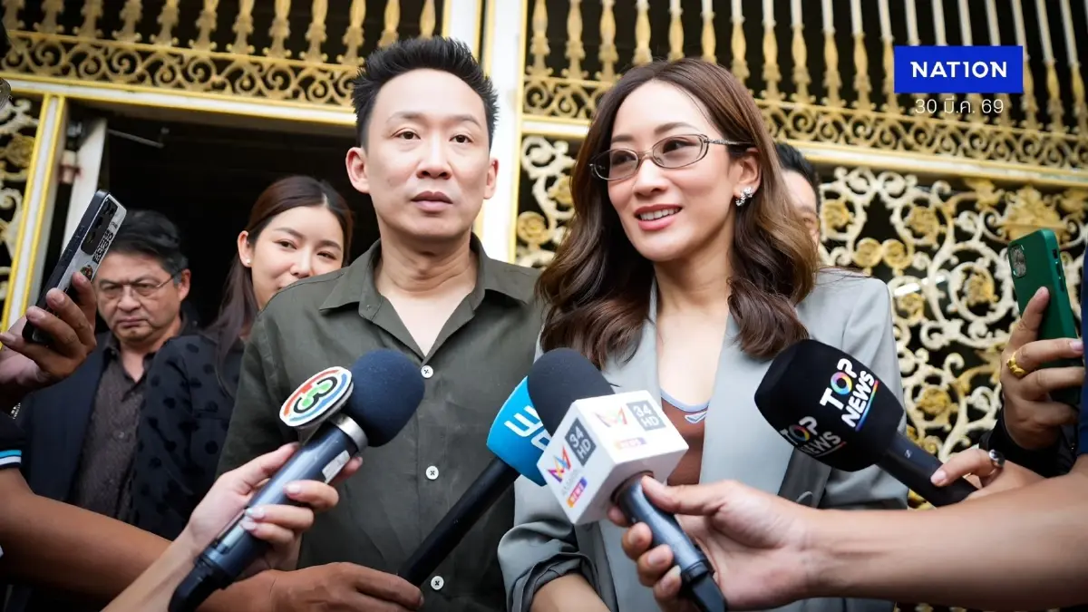 "เอม-โอ๊ค" เยี่ยม "ทักษิณ" เผยคุณพ่อกำลังใจดี จับตากรมราชทัณฑ์สรุปรายชื่อ 31 มี.ค.นี้