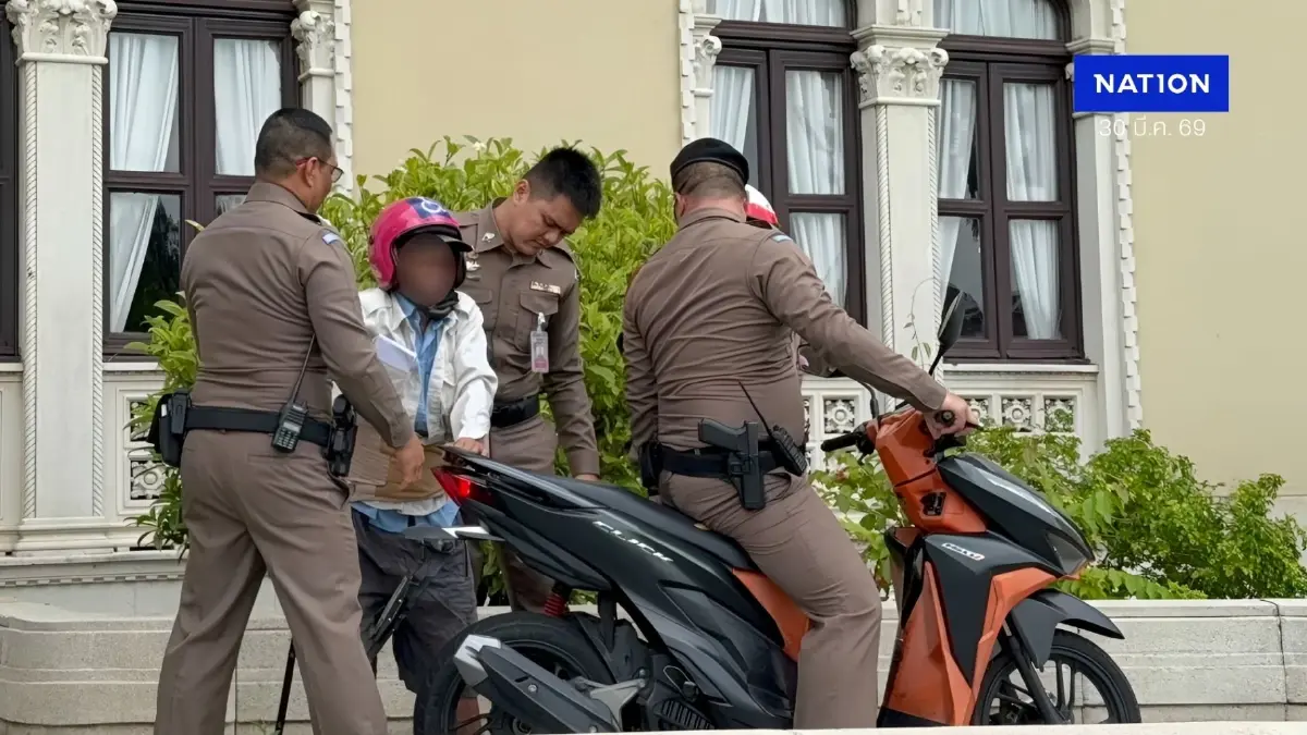 ระทึกทำเนียบ! "ชายสูงวัย" ซิ่ง จยย. ฝ่าด่านสันติบาล พุ่งประชิดตึกไทยคู่ฟ้า ตะโกนลั่นหา "นายกฯ อนุทิน" ทวงเงินเยียวยา