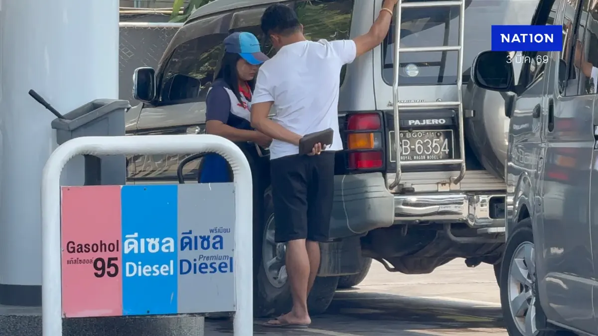 ชาวเมียนมาแห่ขับรถข้ามพรมแดนต่อคิวเติมน้ำมันฝั่งไทย