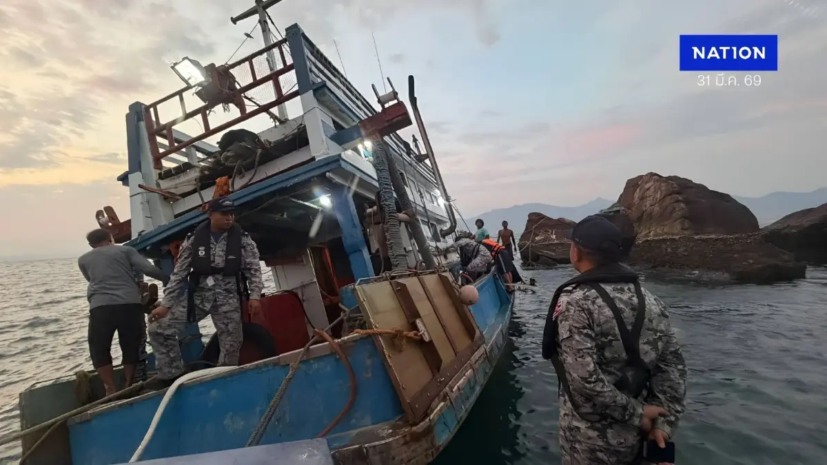 นาทีชีวิต! ทัพเรือภาค 3 ส่งเรือ ต.994 ฝ่าคลื่นช่วย 4 ลูกเรือ "ชลสิน 18" ชนโขดหินเกาะตะรุเตา รอดหวุดหวิด นาทีชีวิต! ทัพเรือภาค 3 ส่งเรือ ต.994 ฝ่าคลื่นช่วย 4 ลูกเรือ "ชลสิน 18" ชนโขดหินเกาะตะรุเตา รอดหวุดหวิด