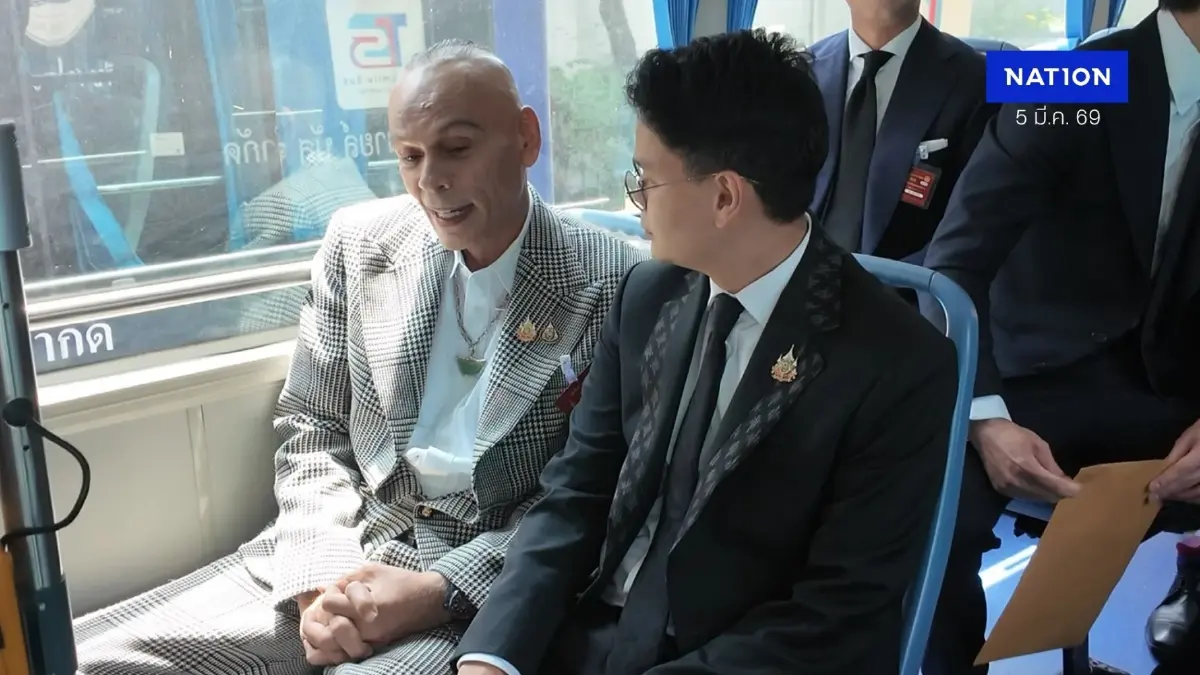 "ไชยชนก-ชาดา" นำ สส.ภูมิใจไทย ขึ้นรถบัส EV มุ่งหน้า รัฐสภาฯ สมทบ "อนุทิน" รายงานตัวต่อสภาฯ