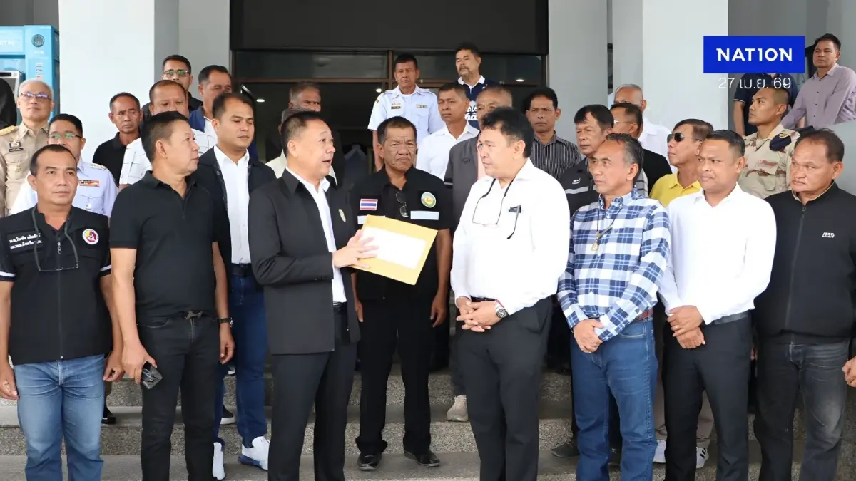 พัทลุงระอุ! อปท. บุกศาลากลาง ร้องผู้ว่าฯ เคลียร์คดี "อดีต สส. บ้านใหญ่" รุมทำร้าย "นายกเล็ก" (มีคลิป)