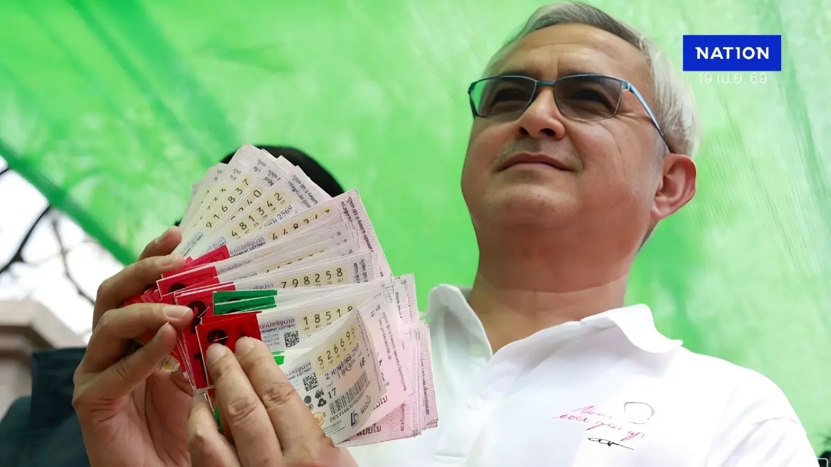 “ก่อแก้ว” แจกลอตเตอรี่ ขอบคุณเสื้อแดงหน้าเรือนจำ ลุ้นทักษิณพ้นโทษ 11 พ.ค.