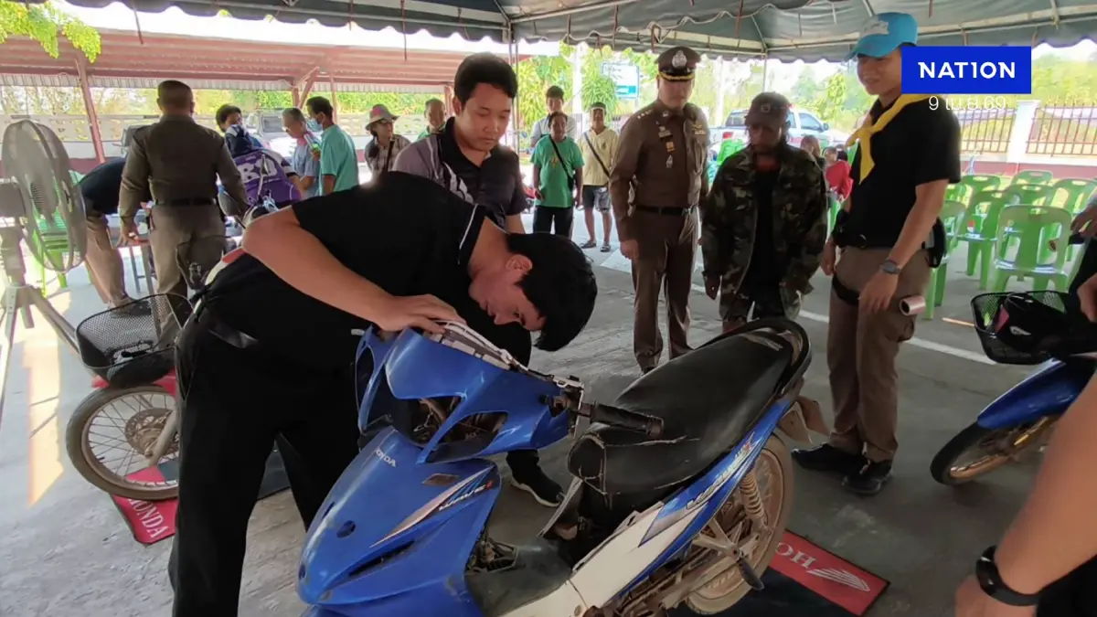 ด่านนี้มีแต่รอยยิ้ม! ตำรวจอุทัยฯ ตั้งด่านไม่จับแต่ "เปลี่ยนไฟฟรี" ด่านนี้มีแต่รอยยิ้ม! ตำรวจอุทัยฯ ตั้งด่านไม่จับแต่ "เปลี่ยนไฟฟรี"