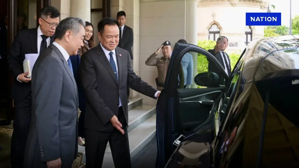 คลิปประวัติศาสตร์ “อนุทิน” ขับรถพา “หวัง อี้” ไปกินมื้อเที่ยง