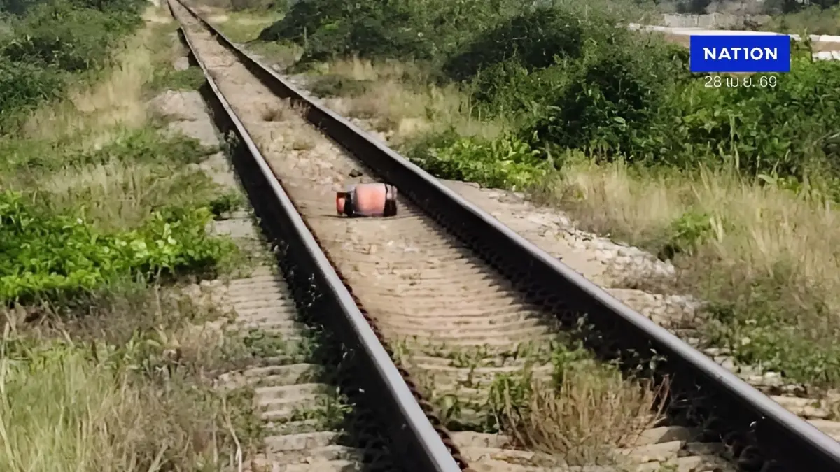 ระทึกปัตตานี! พบ "ถังแก๊ส" วางขวางรางรถไฟ สั่งกักขบวนรถล่องใต้ด่วน เจ้าหน้าที่เร่งเก็บกู้