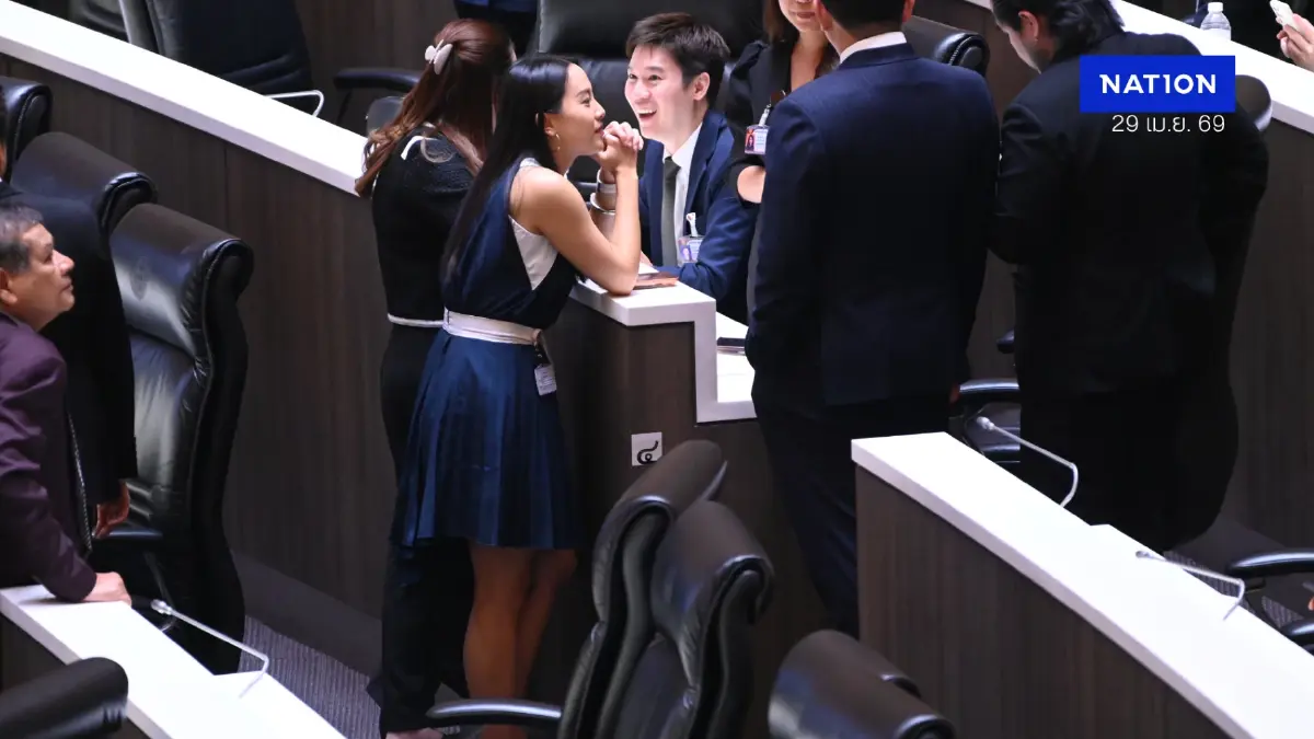 ดรามาชุดเข้าสภา! "ไอซ์ รักชนก" สวมเดรสสีน้ำเงิน สังคมแตก 2 ฝ่าย