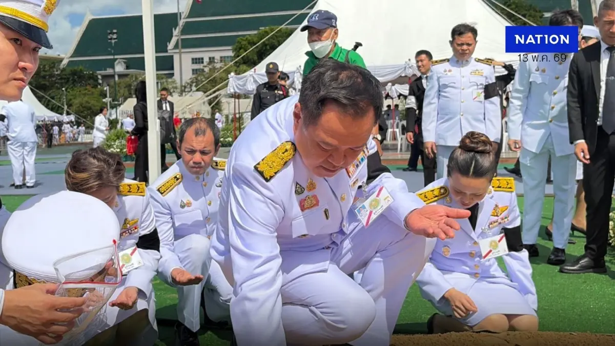 นายกฯ ลุยแปลงนาสาธิต ร่วมเก็บเมล็ดข้าวมงคล พิธีพืชมงคล