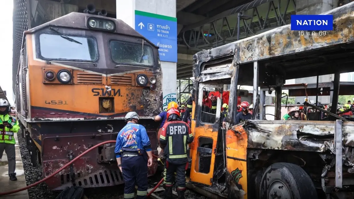 อัปเดตเสียชีวิต 8 ราย อุบัติเหตุช็อก รถไฟชนรถเมล์ไฟไหม้