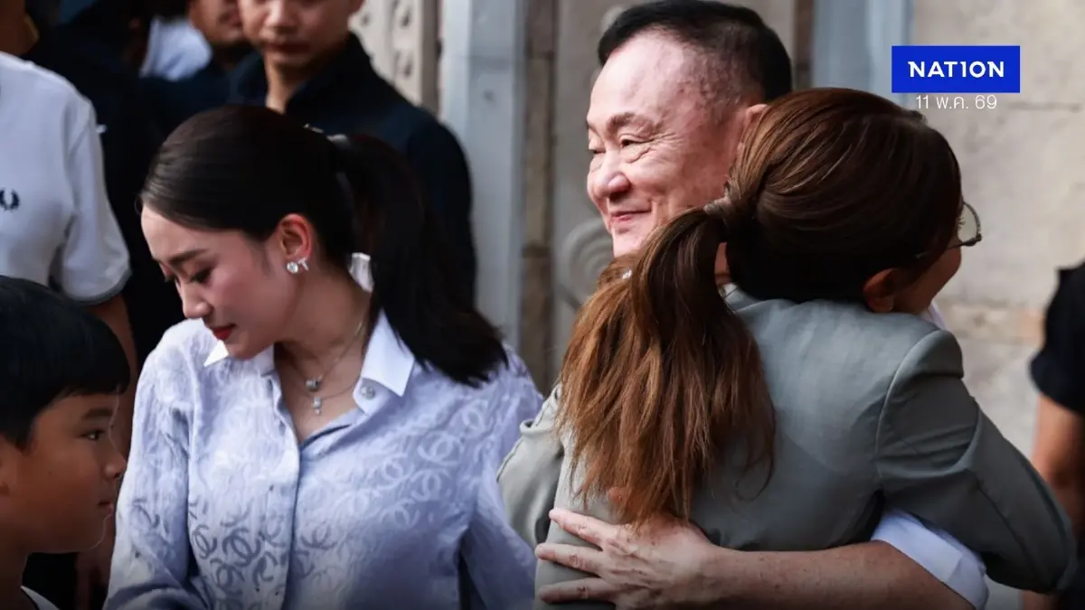 ยิ้มแห่งอิสรภาพ "ทักษิณ" ออกจากเรือน มีครอบครัว - เสื้อแดง รับคึกคัก