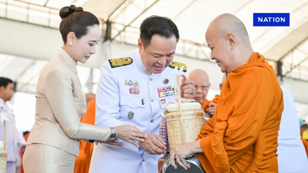 นายกฯ-ภริยา เป็นประธานในพิธีเจริญพระพุทธมนต์ ทำบุญตักบาตรถวายพระราชกุศล สมเด็จพระนางเจ้าฯ พระบรมราชินี