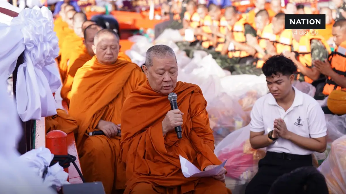 ที่ปรึกษานายกฯ-ประชาชน ร่วมตักบาตรทางเรือ 98 รูป คลองเปรมประชากร เฉลิมพระเกียรติพระบรมราชินี