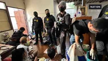 บุกช่วย 7 ขวบ แม่พ่นควันยาบ้าใส่หน้าโชว์ลูกค้าคาเฟ่นรก