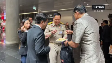 "นายกฯ" อารมณ์ดีเช้านี้! ลุยสภาเตรียมแถลง "พ.ร.ก.กู้เงินฯ" แวะซื้อ "ส้มโอ-ข้าวแกง-เหมาเนคไทไทย"