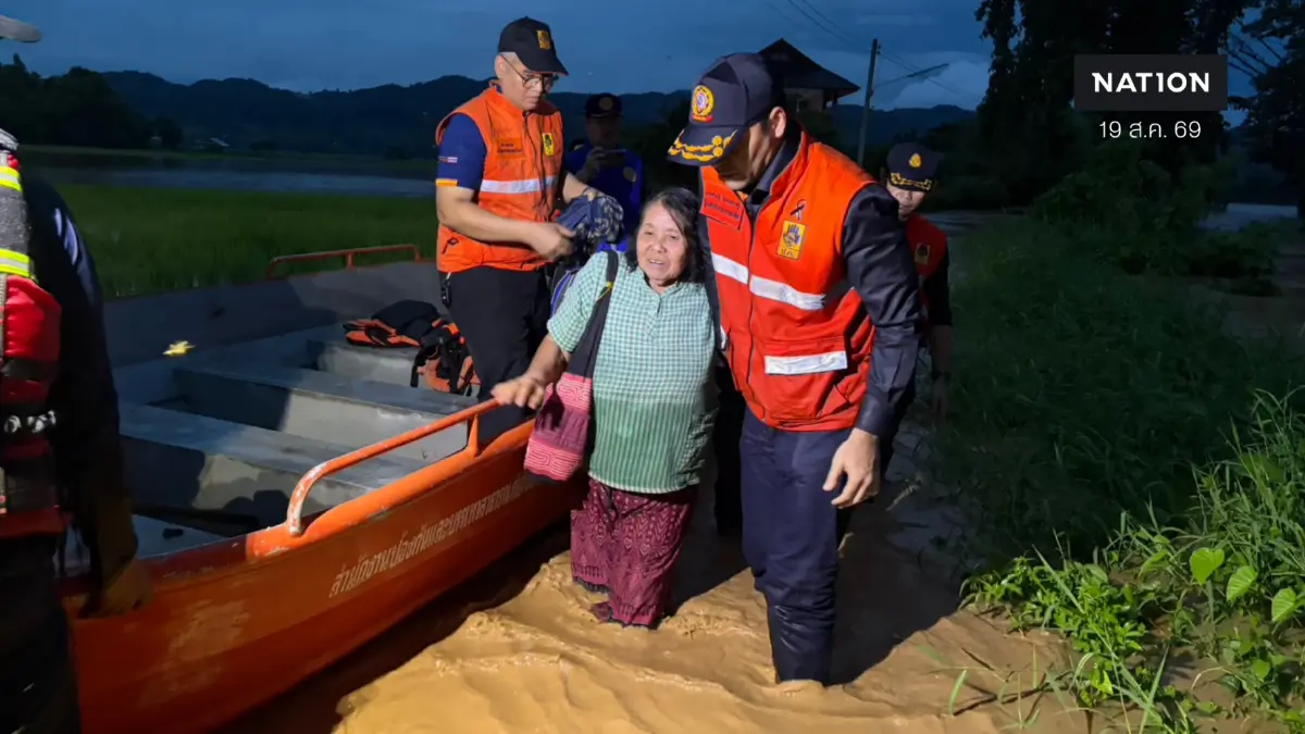 "เจเศรษฐ์" ลงเรือลุยน้ำท่วมน่าน เร่งอพยพด่วนก่อนมืด หวั่นน้ำทะลักเพิ่ม