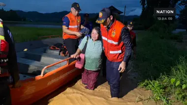 "เจเศรษฐ์" ลงเรือลุยน้ำท่วมน่าน เร่งอพยพด่วนก่อนมืด หวั่นน้ำทะลักเพิ่ม