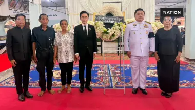 รองนายกฯ "ยศชนัน" รดน้ำศพ "ครูทิวาพร" เหยื่อเหตุกราดยิง รองนายกฯ "ยศชนัน" รดน้ำศพ "ครูทิวาพร" เหยื่อเหตุกราดยิง