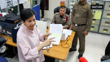 "ป้าดา" ทวงที่วัด บุก สน.พระโขนง โต้ยัดคดีที่ดิน ปม ม.112