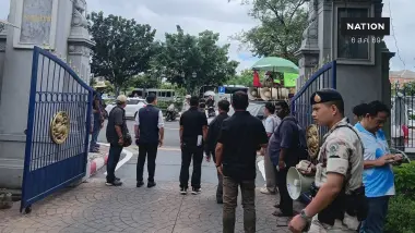 สถานการณ์ตึงเครียด! ม็อบ "พีมูฟ" ปะทะเดือด "เจ้าหน้าที่ อส." หลังปักหลักเรียกร้อง "โฉนดชุมชน" หน้ามหาดไทย