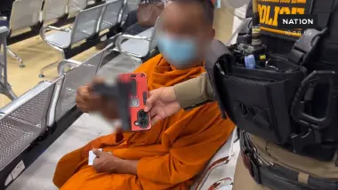 ผวาทั้งโรงพยาบาล! "พระพกอาวุธ" โผล่หน้าห้องรับยา ที่แท้ "เคสมือถือพลาสติก"
