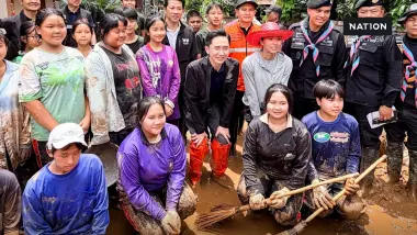 "ยศชนัน" เดินลุยโคลนที่ อ.ปัว จ.น่าน เคาะประตูบ้านเยี่ยมชาวบ้าน พบเสียหายหนักหลายหลัง