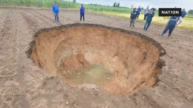 ชาวบ้านผวา! “หลุมยุบ” ขนาดใหญ่กลางทุ่งนา-ไร่อ้อย  7 หลุม