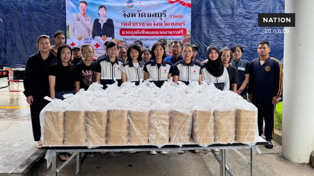 สภากาชาดไทย เปิดครัวเคลื่อนที่แจกอาหารปรุงสุก "เสริมเรือใหญ่-รถสูง" เข้าพื้นที่วิกฤต