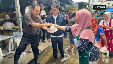 "ทวี" ลุยน้ำท่วมรามคำแหง ช่วยผู้ประสบภัย ชูพหุวัฒนธรรม