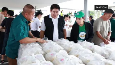 ธรรมนัส นำพรรคกล้าธรรมจัดครัวเคลื่อนที่แจกอาหารน้ำท่วม กทม.