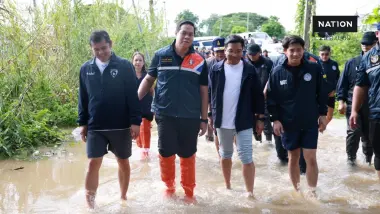 "สรรเพชญ" ลุย "น้ำท่วมอยุธยา" มอบถุงยังชีพช่วยผู้ประสบภัย