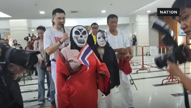 ทนายอั๋น" ทำพิธีปล่อย-จับผี แสดงเชิงสัญลักษณ์ ที่ กกต.