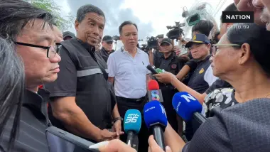 "อนุทิน" ลุยน้ำท่วมคลองเปรมฯ ควักเงินช่วย ถก ครม. วันหยุดราชการ