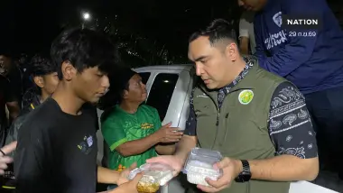 "วัชระพล" ลุยน้ำท่วมคันนายาว! แจกถุงยังชีพ สั่งลุยแจก EM Ball แก้กลิ่นน้ำเน่า