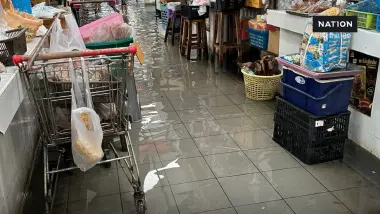 “ถนนเสรีไทย” น้ำเริ่มลด ชาวบ้านบางส่วนกลับมาใช้ชีวิตตามปกติ