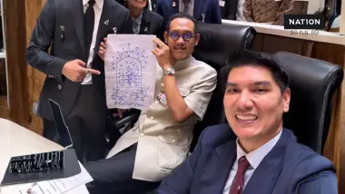 พิทักษ์เดช อภิปรายน้ำท่วม โชว์ยันต์กันหนูแซะรัฐบาลเอาไม่อยู่