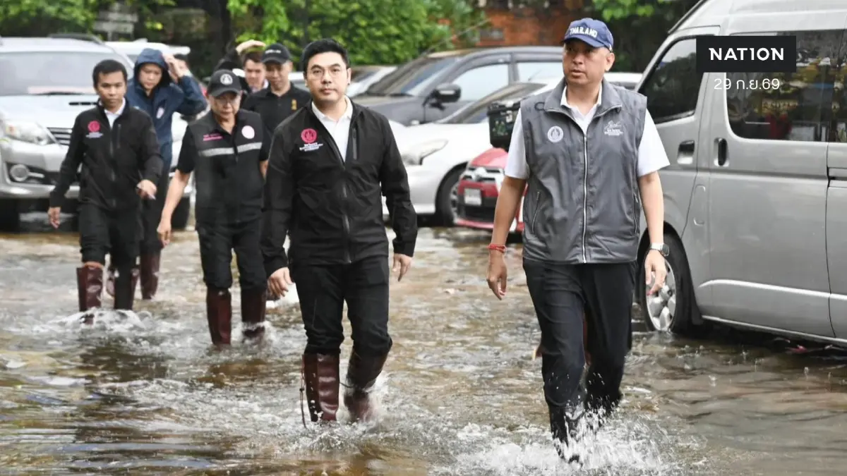 "รมว.ป๊อป ลุยน้ำท่วม กทม.! ตั้งครัวกลาง-แจกถุงยังชีพช่วยกลุ่มเปราะบาง"