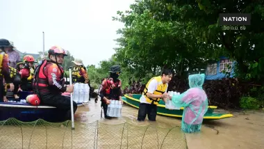 สิงห์อาสา ผนึก เครือข่ายกู้ภัยอยุธยา ส่งน้ำดื่มช่วยผู้ประสบภัยน้ำท่วมบางบาล