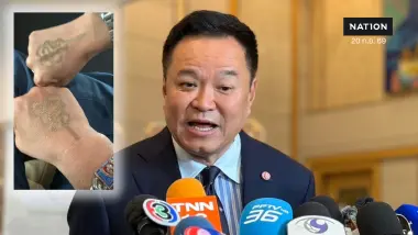“อนุทิน” ติดตลก โชว์ยันต์ “หลวงพ่อสำลี” หลังมือ บอกพุทธคุณ “กันผู้สื่อข่าวถาม” ก่อนบินลุยภารกิจ 3 ประเทศ