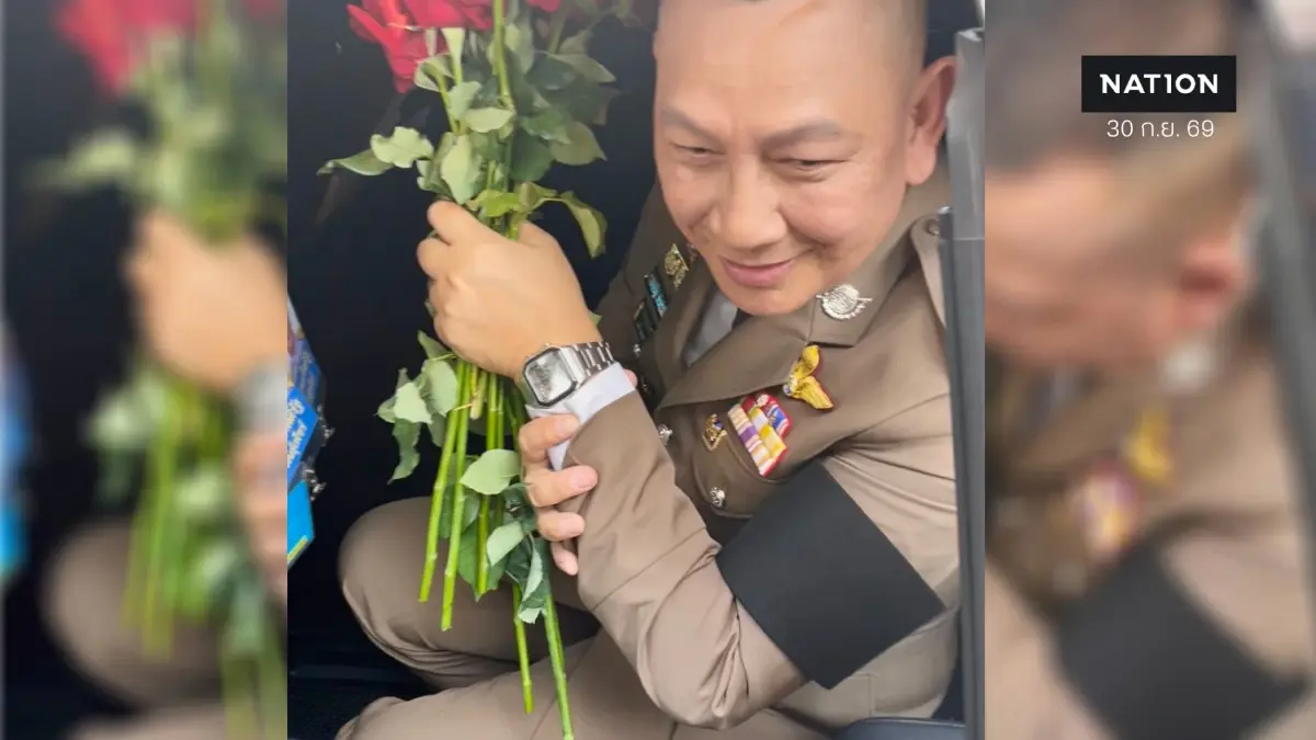 "บิ๊กต่าย" โชว์นาฬิกา Casio ของขวัญ "อนุทิน" ลั่น "ภูมิใจมากที่ได้มา" หลังพิธีอำลาตำแหน่ง ผบ.ตร.คนที่ 15