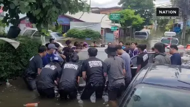 ศิษย์เก่า – น.ศ.อุเทนถวาย ระดมช่วยยกรถกีดขวาง ลาดพร้าว 101 แยก 40 เปิดทางเครื่องสูบน้ำ
