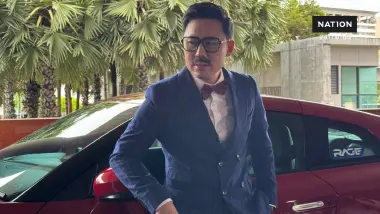 "ทนายตั้ม" จัดเต็มคอสเพลย์ "โคนัน" ขับสปอร์ตแดงบุกสภา ทวงโควตา "สลากผู้พิการ"