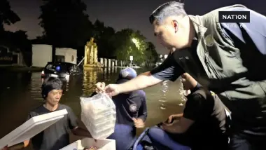 นั่งเรือฝ่าวิกฤต! "วัชระพล" ลงพื้นที่เคหะร่มเกล้า ลุยน้ำแจกอาหารและนมกล่อง 18,000 กล่องถึงมือชาวบ้าน