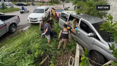 ตร.ทางหลวงสกัดรถตู้ขนไอซ์ล็อตใหญ่ พุ่งชนรั้วชาวบ้าน ก่อนจนมุม